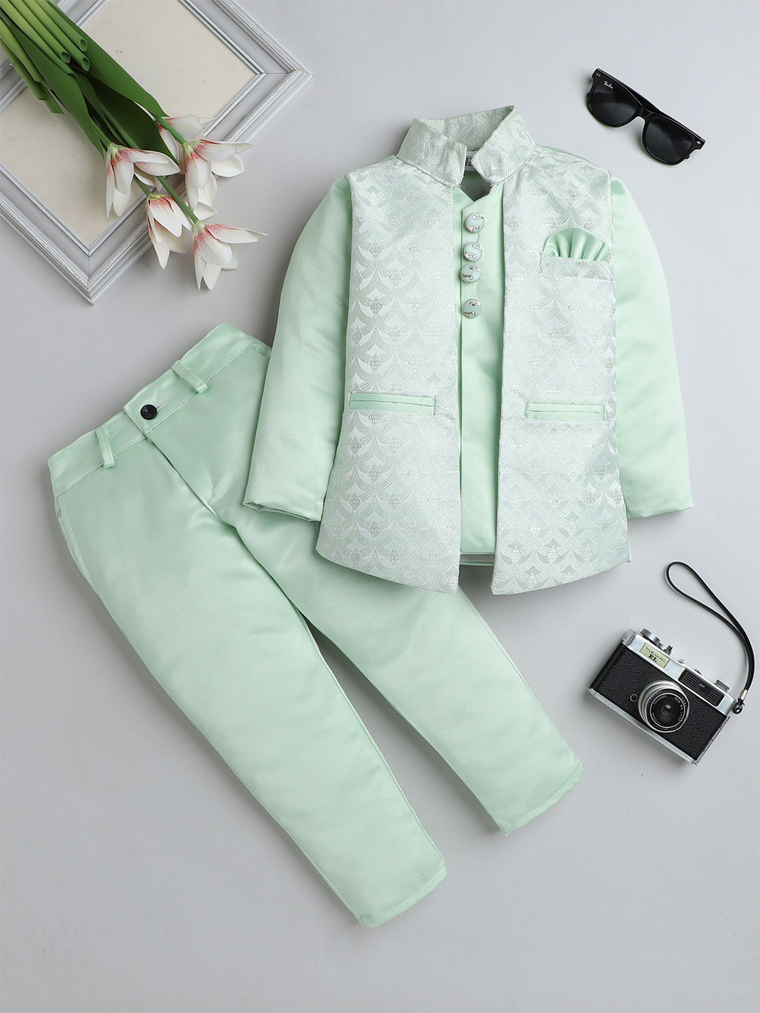 FOURFOLDS Boys Self Design Single-Breasted Mandarin Collar Double Vent 2-Piece Suit, Green
FOURFOLDS Boys Self Design Single-Breasted Mandarin Collar Double Vent 2-Piece Suit, Green