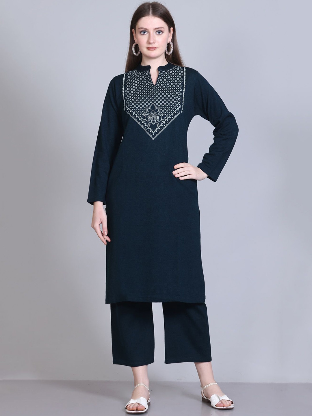 MONTREX Ethnic Motifs Yoke Design Mandarin Collar Straight Kurta With Trousers, Blue
MONTREX Ethnic Motifs Yoke Design Mandarin Collar Straight Kurta With Trousers, Blue
