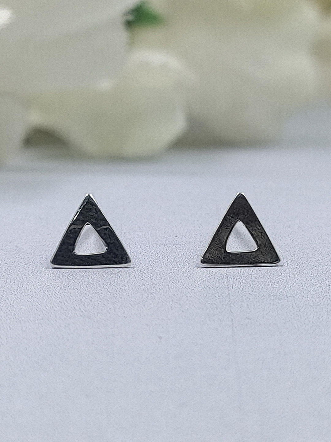 AMONROO 925 Sterling Silver Rhodium-Plated Triangular Studs
AMONROO 925 Sterling Silver Rhodium-Plated Triangular Studs