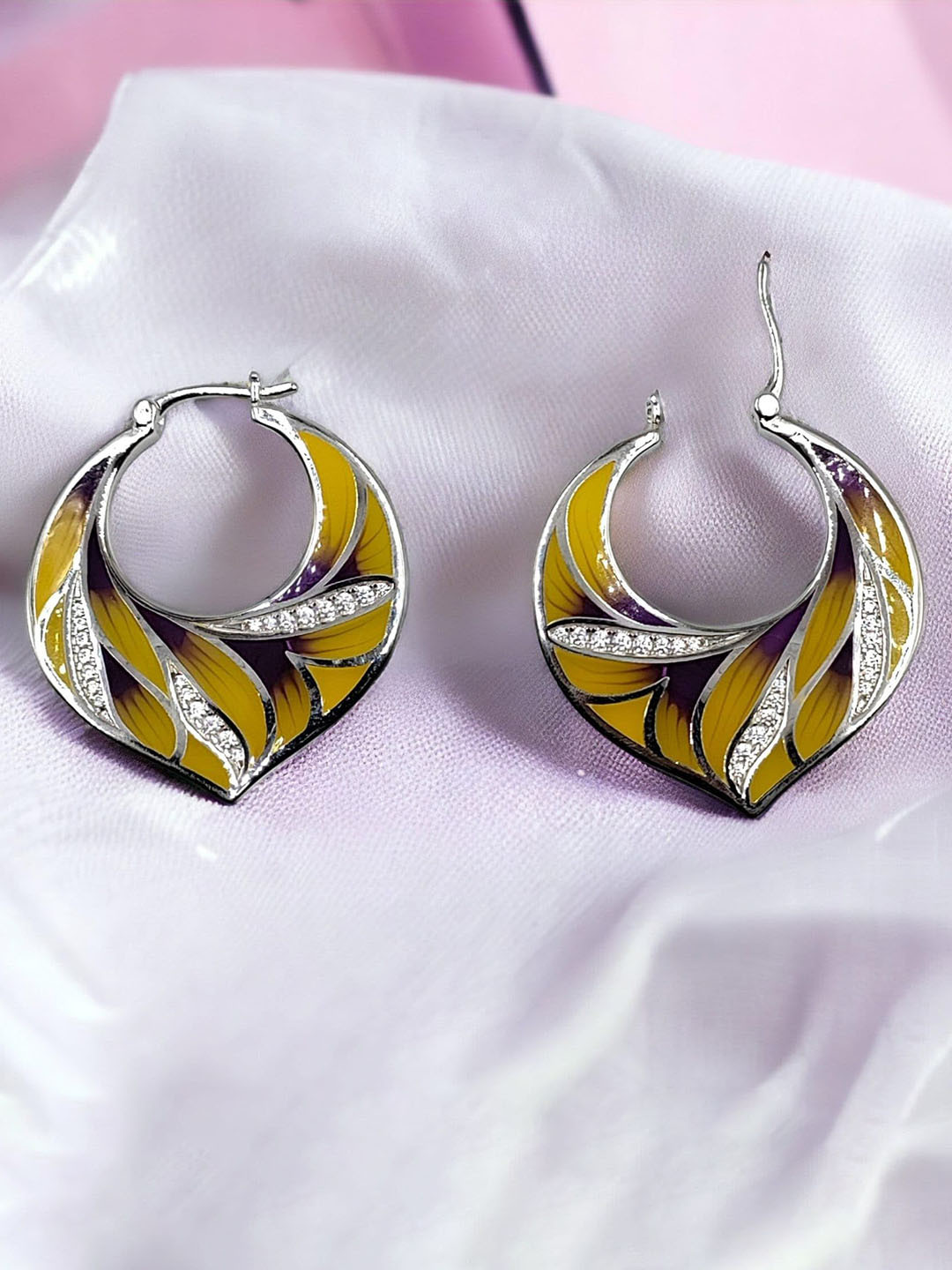 AMONROO 925 Sterling Silver Rhodium-Plated CZ Studded Enamelled Hoop Earrings
AMONROO 925 Sterling Silver Rhodium-Plated CZ Studded Enamelled Hoop Earrings