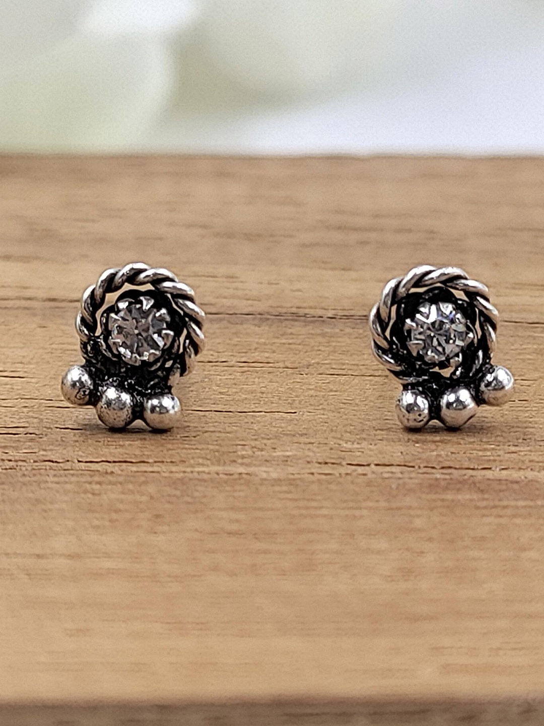 AMONROO 925 Sterling Silver Rhodium-Plated Cubic Zirconia Stone Studded Oxidised Studs
AMONROO 925 Sterling Silver Rhodium-Plated Cubic Zirconia Stone Studded Oxidised Studs