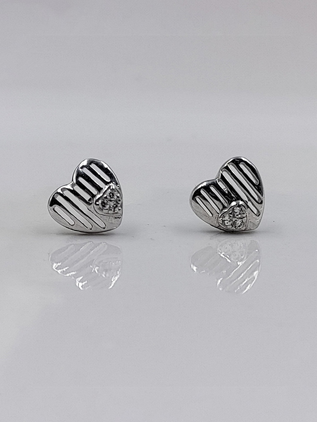 AMONROO 925 Sterling Silver Rhodium-Plated Cubic Zirconia Stone Studded Heart Shaped Studs
AMONROO 925 Sterling Silver Rhodium-Plated Cubic Zirconia Stone Studded Heart Shaped Studs