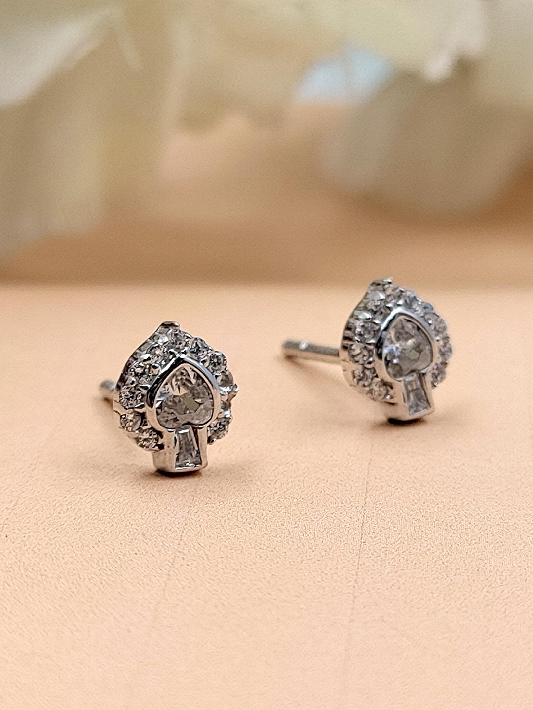 AMONROO 925 Sterling Silver Rhodium-Plated Cubic Zirconia Stones Studded Leaf Shaped Studs
AMONROO 925 Sterling Silver Rhodium-Plated Cubic Zirconia Stones Studded Leaf Shaped Studs