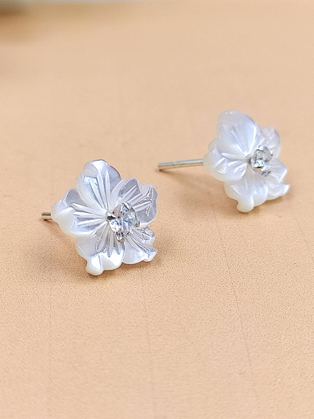 AMONROO 925 Sterling Silver Rhodium-Plated Artificial Stone Studded Floral Shaped Studs
AMONROO 925 Sterling Silver Rhodium-Plated Artificial Stone Studded Floral Shaped Studs