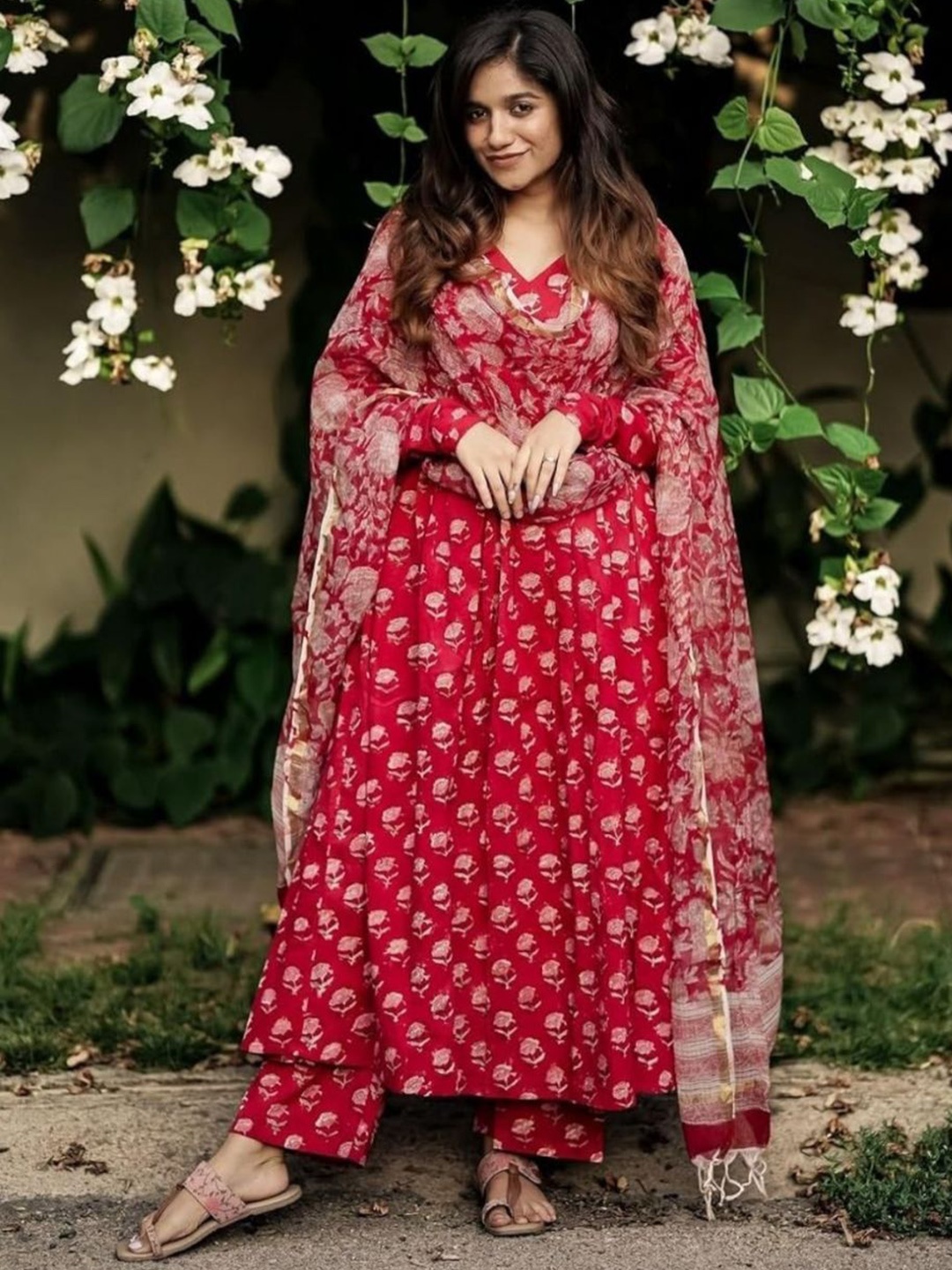 Modestouze Attires Floral Printed Pleated V-Neck Anarkali Kurta With Trousers And Dupatta, Red
Modestouze Attires Floral Printed Pleated V-Neck Anarkali Kurta With Trousers And Dupatta, Red