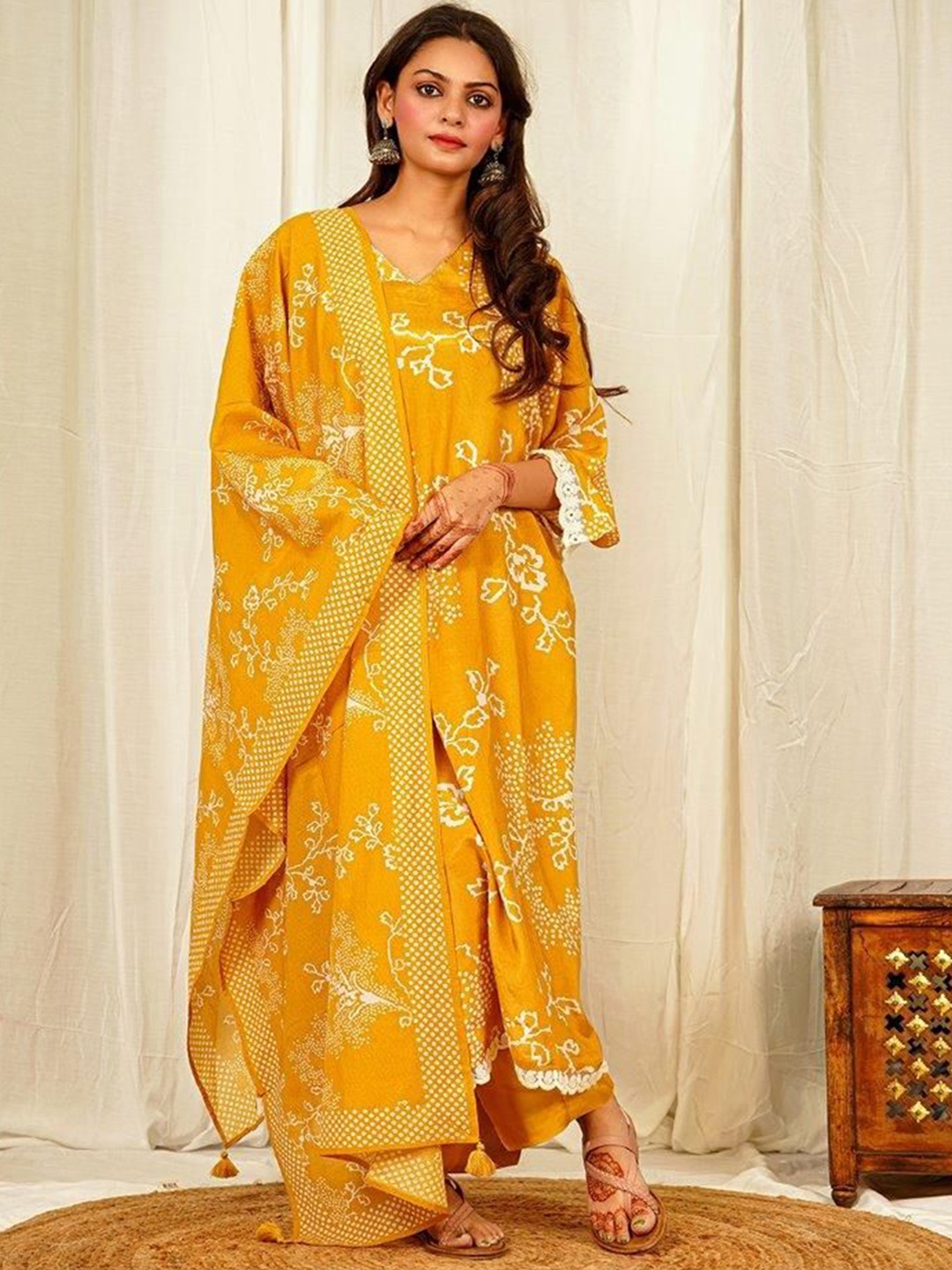 EARTH O FAB Floral Printed V-Neck A-Line Pure Silk Kurta With Trousers And Dupatta, Yellow
EARTH O FAB Floral Printed V-Neck A-Line Pure Silk Kurta With Trousers And Dupatta, Yellow
