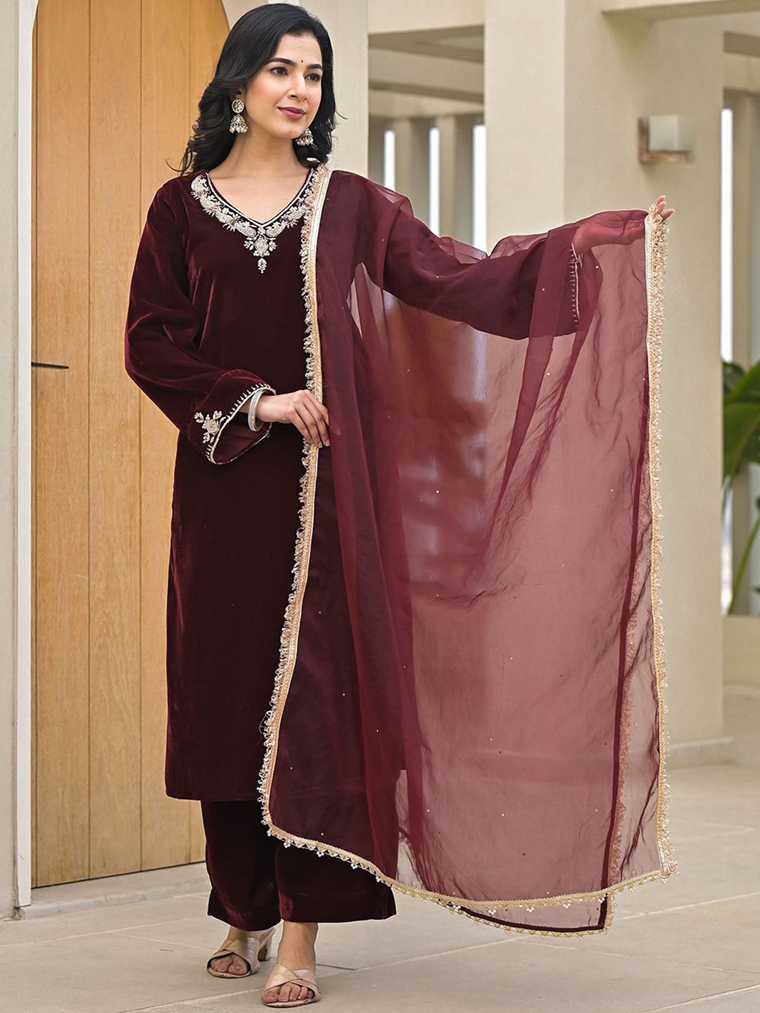Chandbaali Ethnic Motifs Embroidered Velvet Straight Kurta With Trousers And Dupatta, Maroon
Chandbaali Ethnic Motifs Embroidered Velvet Straight Kurta With Trousers And Dupatta, Maroon