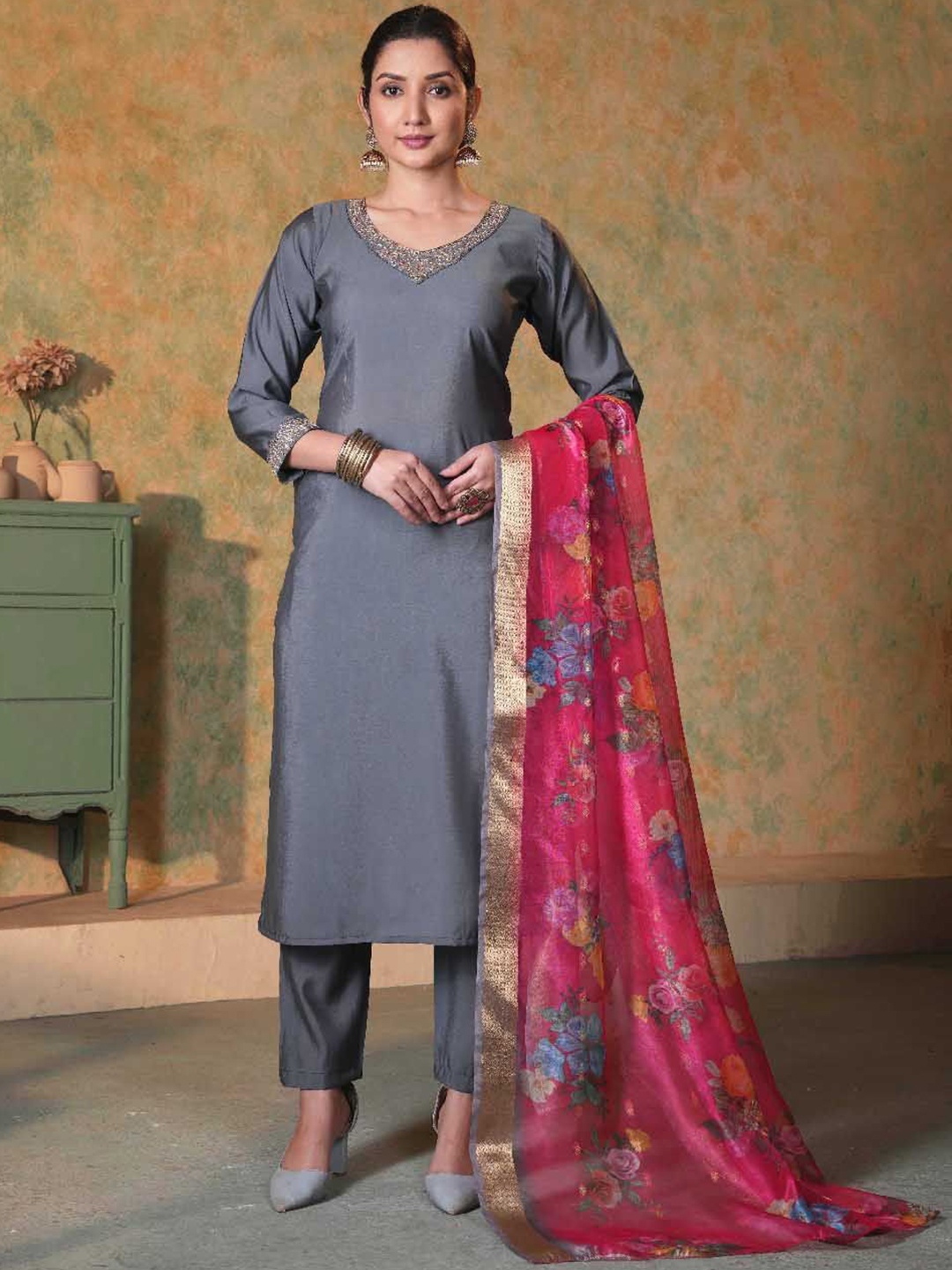 SHREE LAXMINARAYAN EXPORT Women Embroidered Regular Kurti with Trousers & With Dupatta, Grey
SHREE LAXMINARAYAN EXPORT Women Embroidered Regular Kurti with Trousers & With Dupatta, Grey