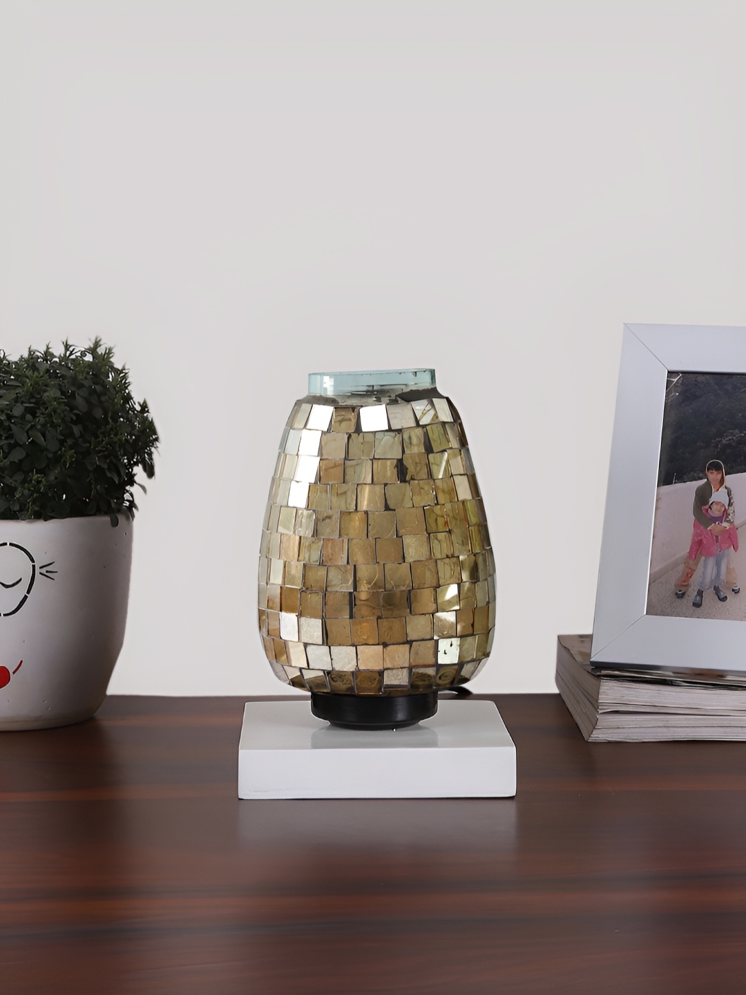 Devansh Gold-Toned & Brown Textured Abstract Shaped Glass Table Lamp With Wooden Base
Devansh Gold-Toned & Brown Textured Abstract Shaped Glass Table Lamp With Wooden Base
