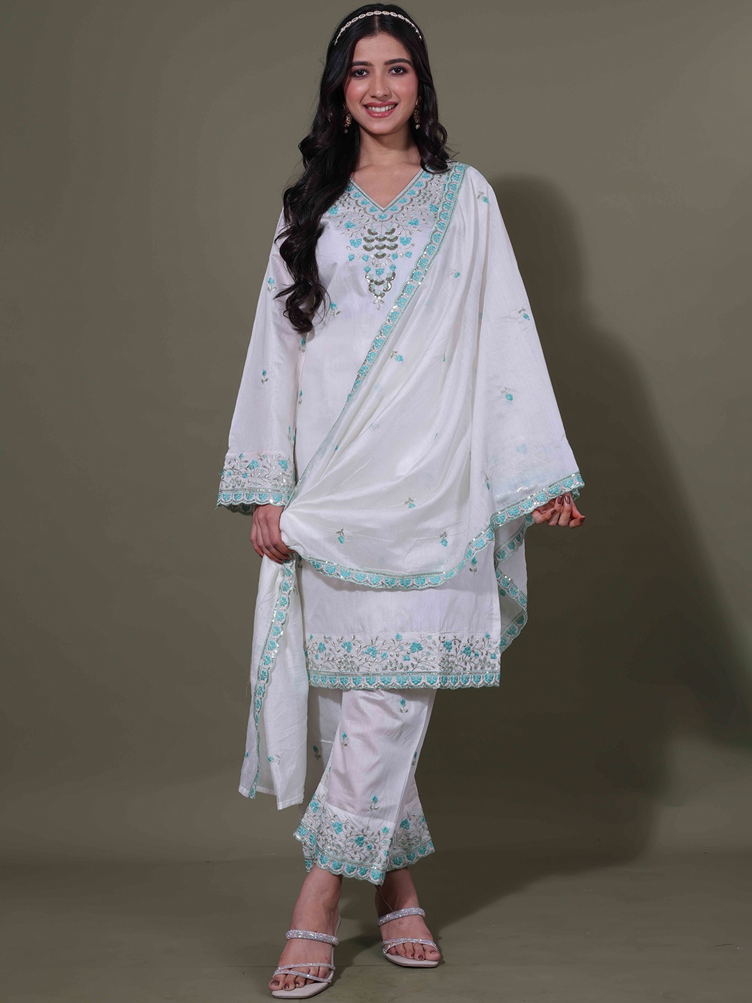 LERIYU Sequinned Embellished Thread Work Chanderi Silk Kurta with Trousers And Dupatta, White
LERIYU Sequinned Embellished Thread Work Chanderi Silk Kurta with Trousers And Dupatta, White