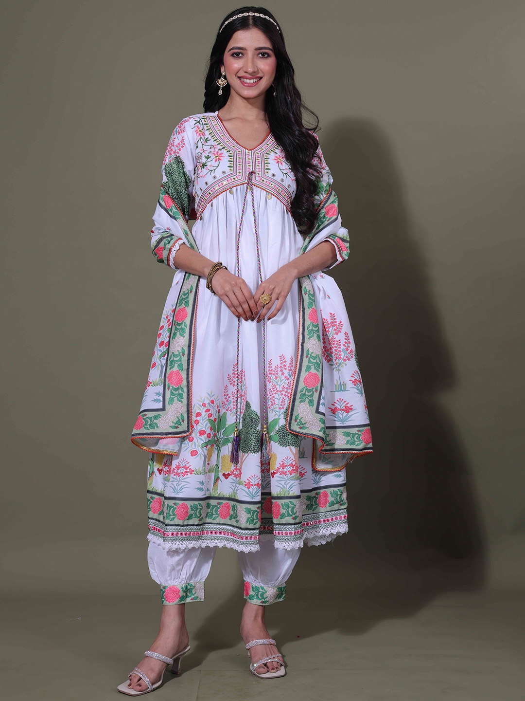 LERIYU Ethnic Motifs Thread Work Empire Anarkali Kurta with Trousers And Dupatta, White
LERIYU Ethnic Motifs Thread Work Empire Anarkali Kurta with Trousers And Dupatta, White
