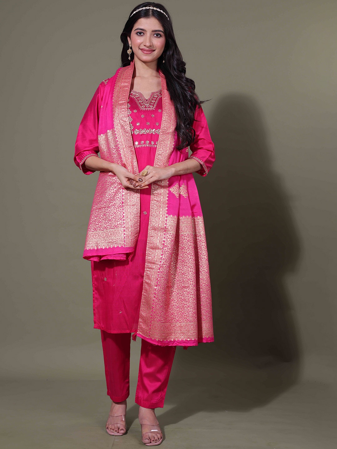 LERIYU Gotta Patti Embellished Notch Neck Chanderi Silk Kurta with Trousers And Dupatta, Pink
LERIYU Gotta Patti Embellished Notch Neck Chanderi Silk Kurta with Trousers And Dupatta, Pink