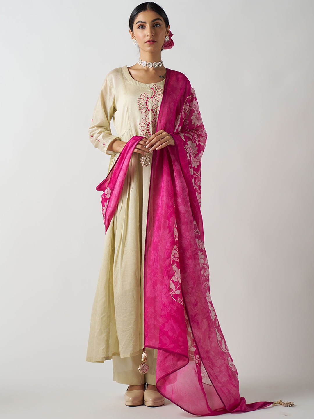 LERIYU Thread Work Embellished Pure Silk Anarkali Kurta with Trousers And Dupatta, Off white
LERIYU Thread Work Embellished Pure Silk Anarkali Kurta with Trousers And Dupatta, Off white