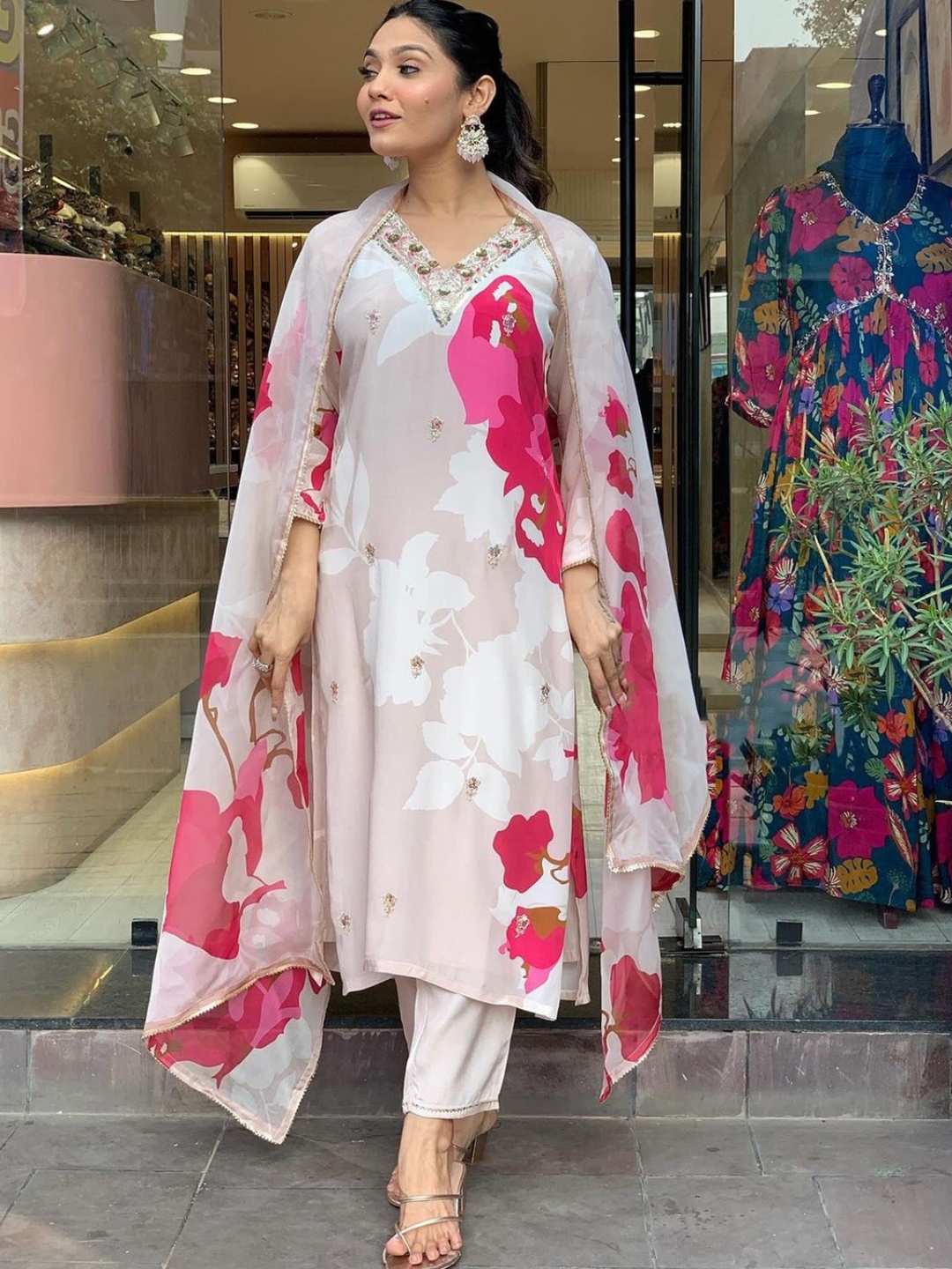Navlik Floral Printed Aari Work V-Neck Straight Kurta With Trousers And Dupatta, White
Navlik Floral Printed Aari Work V-Neck Straight Kurta With Trousers And Dupatta, White