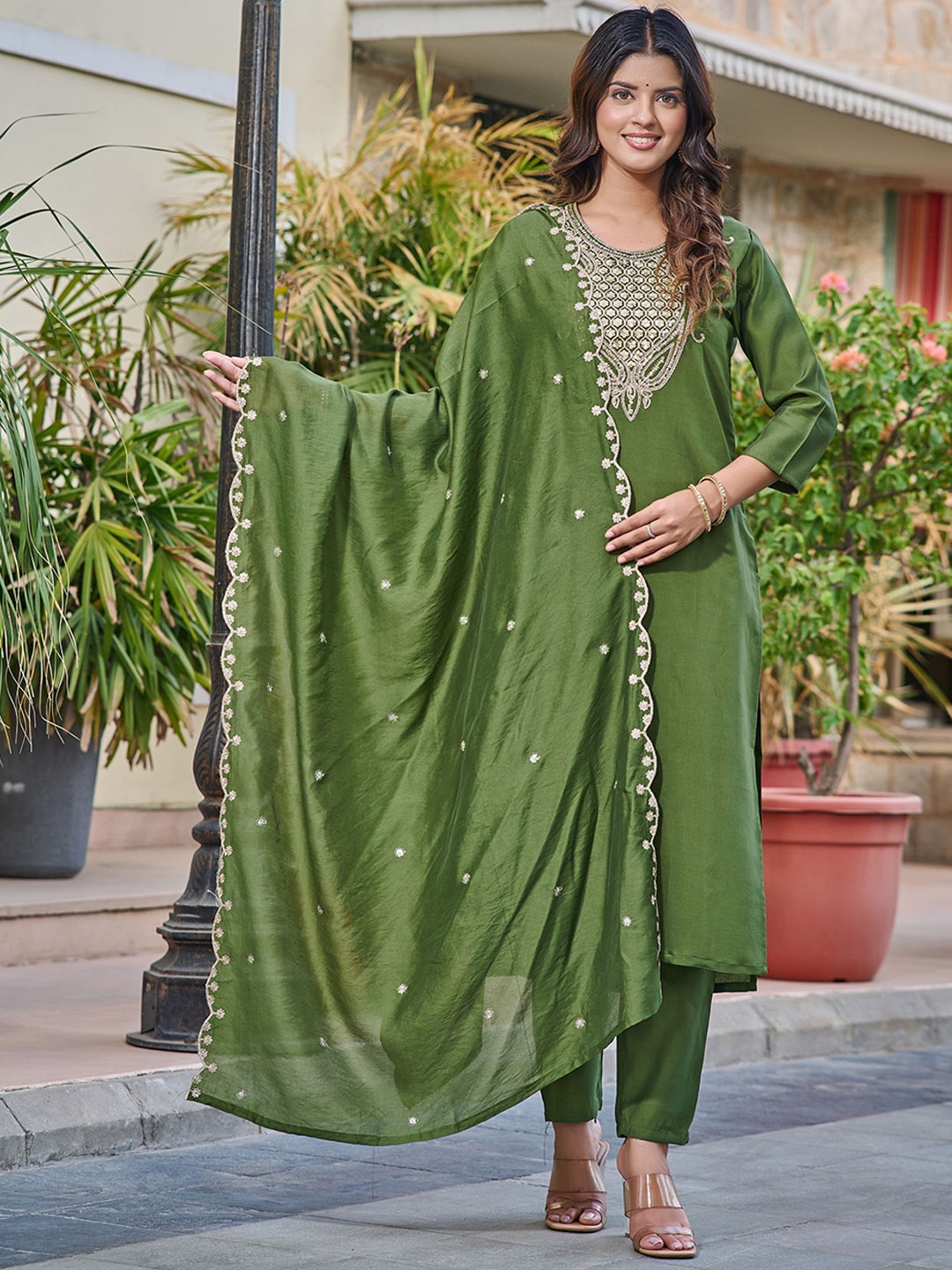 Navlik Floral Embroidered Chanderi Cotton U-Neck Straight Kurta With Trousers And Dupatta, Green
Navlik Floral Embroidered Chanderi Cotton U-Neck Straight Kurta With Trousers And Dupatta, Green