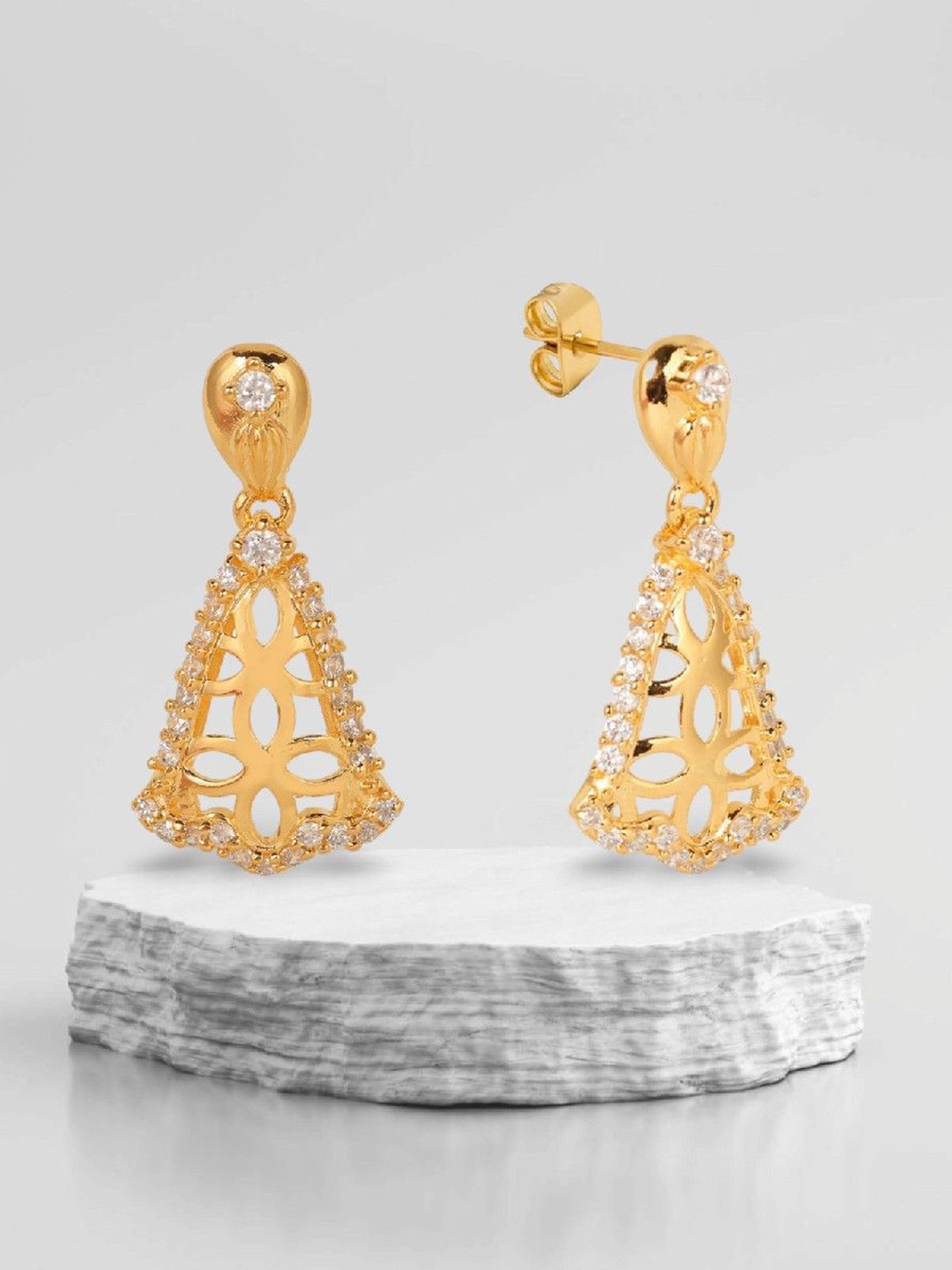 De Flossy 925 Sterling Silver Gold-Plated Stone Studded Contemporary Shaped Drop Earrings
De Flossy 925 Sterling Silver Gold-Plated Stone Studded Contemporary Shaped Drop Earrings