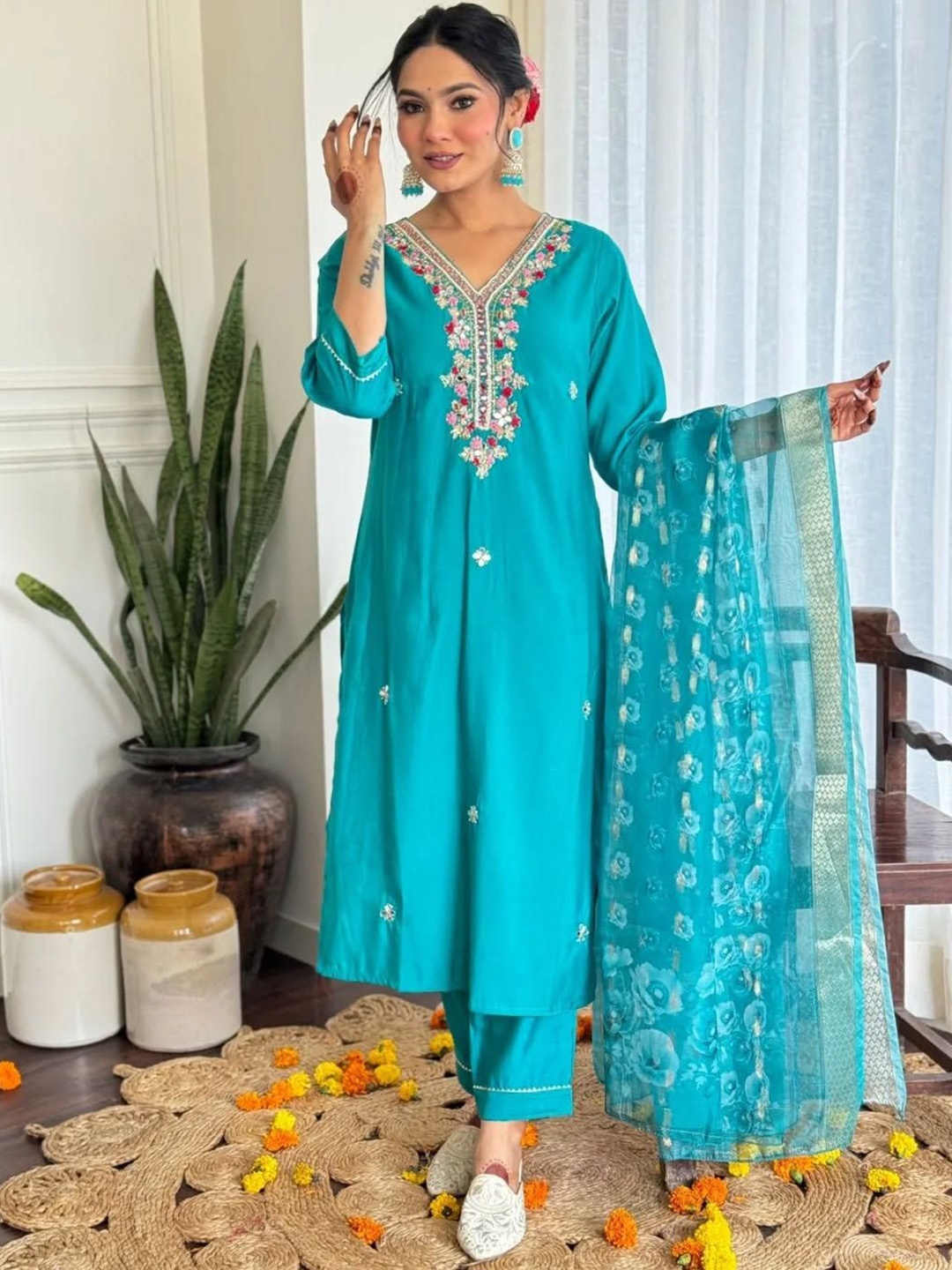 DIVASTRI Floral Embroidered V-Neck Straight Kurta With Trousers And Dupatta, Turquoise blue
DIVASTRI Floral Embroidered V-Neck Straight Kurta With Trousers And Dupatta, Turquoise blue