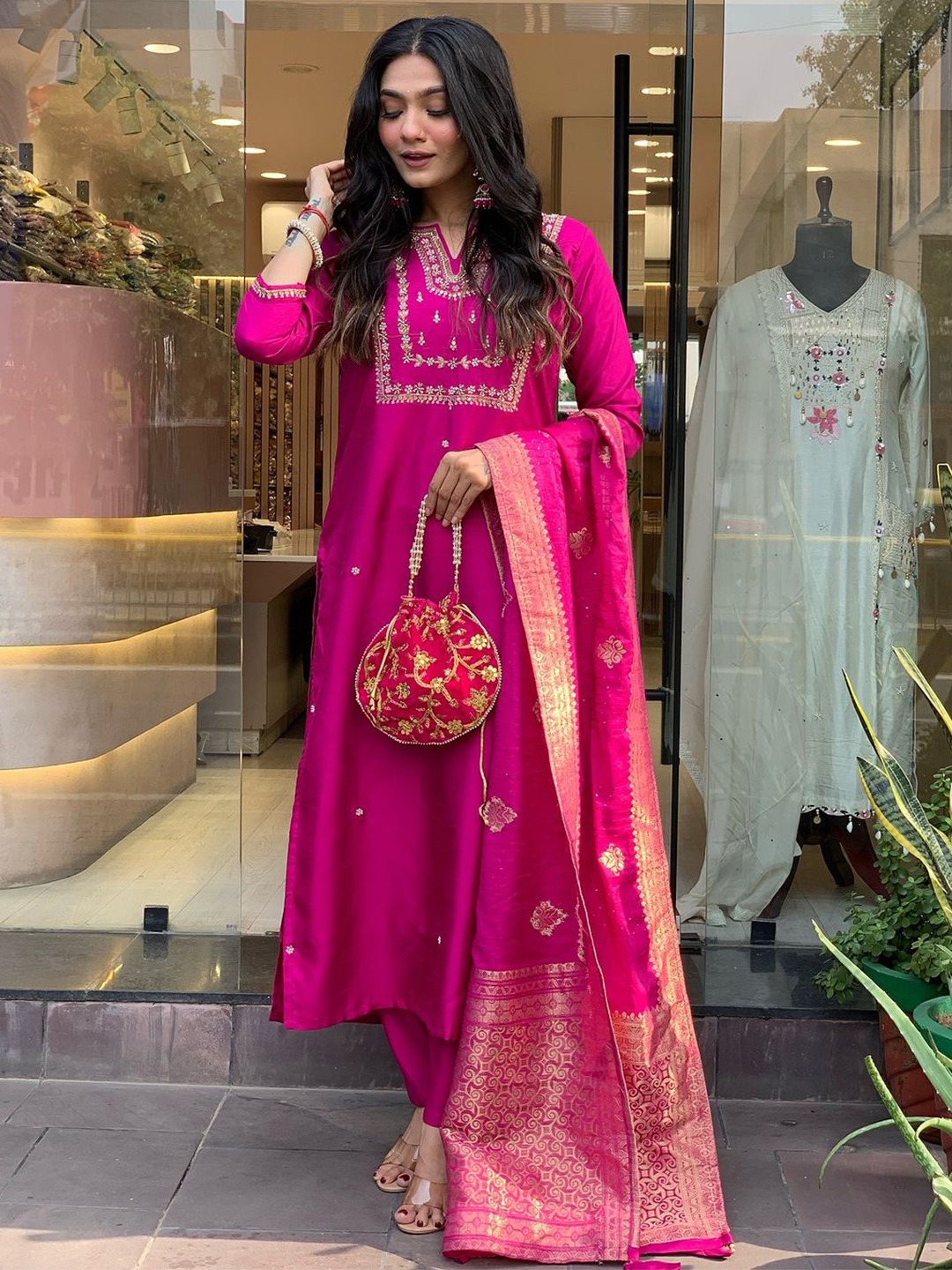 DIVASTRI Ethnic Motif Sequinned Notch Neck Straight Kurta With Trousers And Dupatta, Pink
DIVASTRI Ethnic Motif Sequinned Notch Neck Straight Kurta With Trousers And Dupatta, Pink