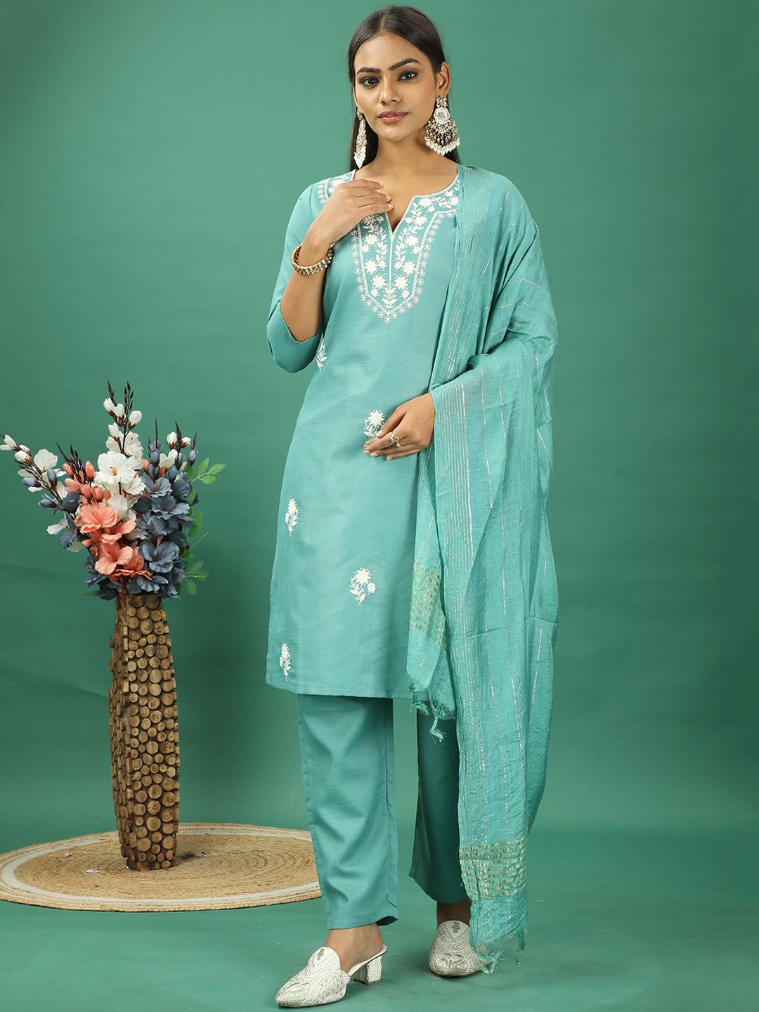 Ethnovog Floral Embroidered Thread Work Straight Kurta With Trousers And Dupatta, Blue
Ethnovog Floral Embroidered Thread Work Straight Kurta With Trousers And Dupatta, Blue