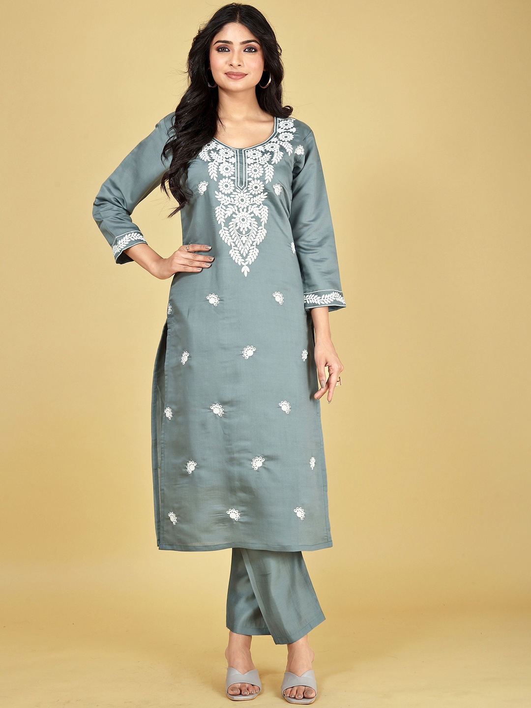 BANJANAN Floral Embroidered Thread Work Pure Silk Straight Kurta with Trouser And Dupatta, Blue
BANJANAN Floral Embroidered Thread Work Pure Silk Straight Kurta with Trouser And Dupatta, Blue