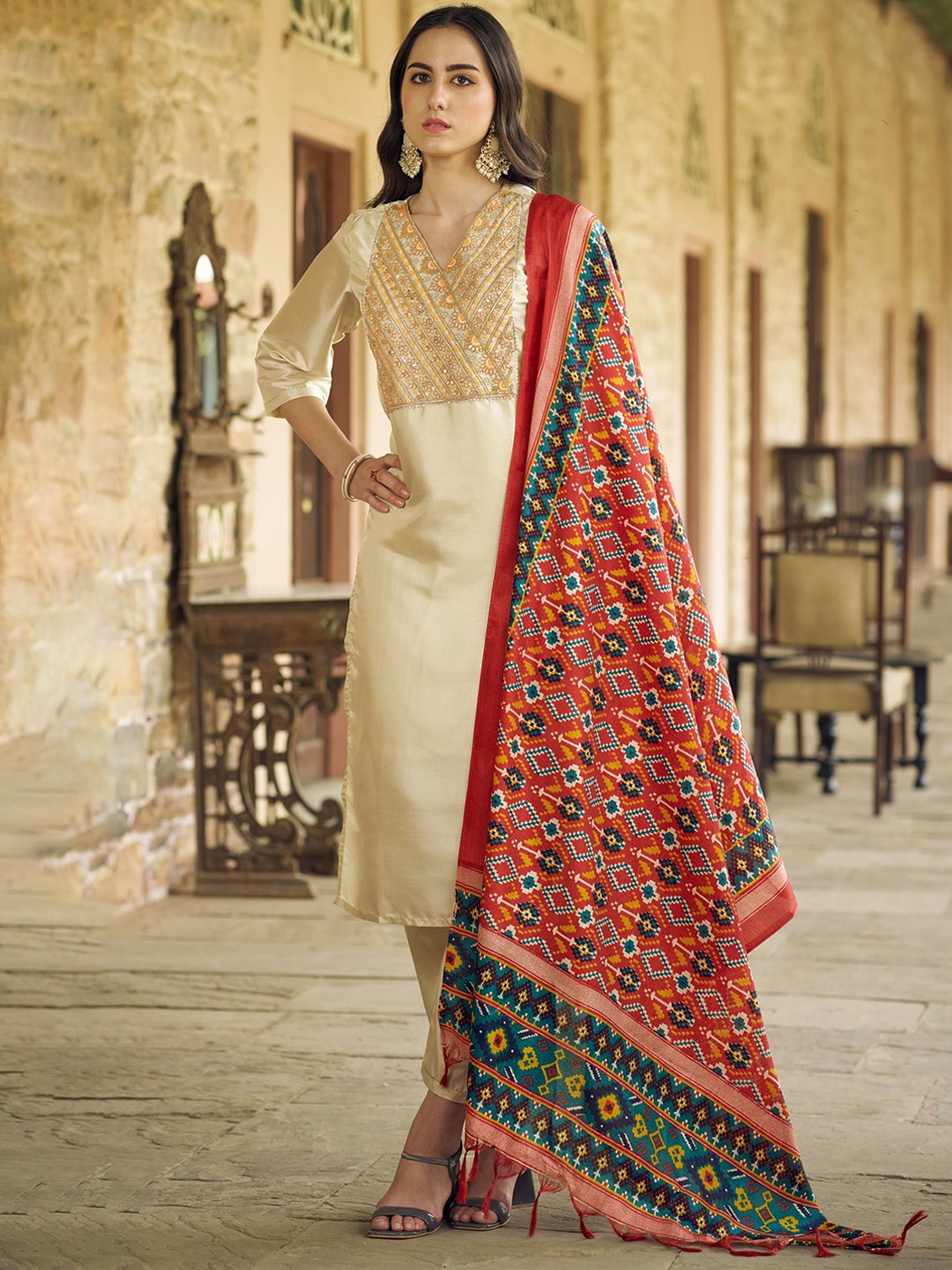 VredeVogel Floral Embroidered Zari V-Neck Straight Kurta With Trouser And Dupatta, Beige
VredeVogel Floral Embroidered Zari V-Neck Straight Kurta With Trouser And Dupatta, Beige