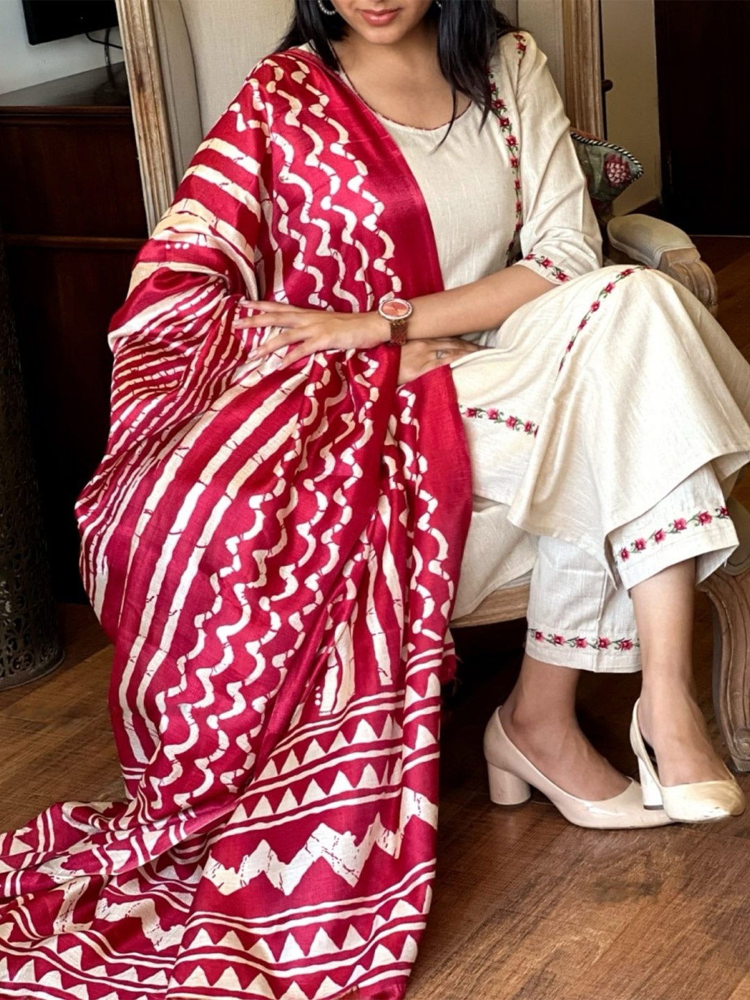 TRAHIMAM Floral Printed Round Neck Straight Pure Cotton Kurta With Trouser And Dupatta, White
TRAHIMAM Floral Printed Round Neck Straight Pure Cotton Kurta With Trouser And Dupatta, White