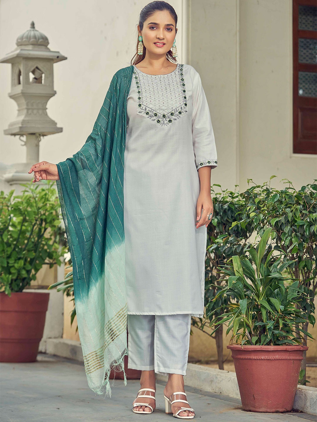 TRAHIMAM Floral Embroidered Thread Work Straight Kurta With Trousers And Dupatta, White
TRAHIMAM Floral Embroidered Thread Work Straight Kurta With Trousers And Dupatta, White