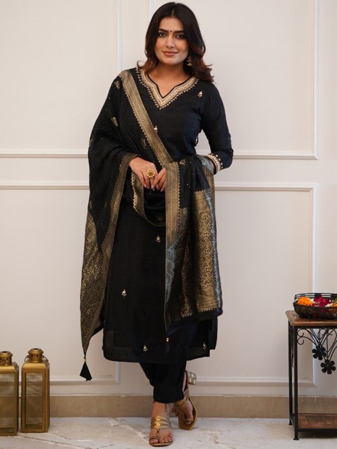 KOTRONS Ethnic Motifs Beads And Stones Chanderi Silk Kurta With Trouser & Dupatta, Black
KOTRONS Ethnic Motifs Beads And Stones Chanderi Silk Kurta With Trouser & Dupatta, Black