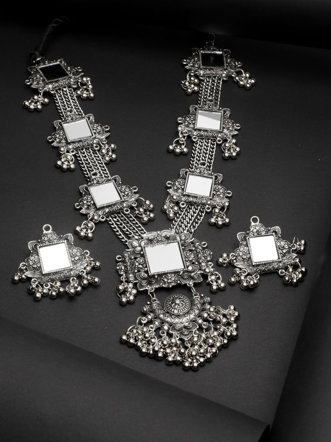 Moedbuille Silver-Plated Mirrors & Ghungroo Afghan Tribal Design Oxidised Jewellery Set
Moedbuille Silver-Plated Mirrors & Ghungroo Afghan Tribal Design Oxidised Jewellery Set