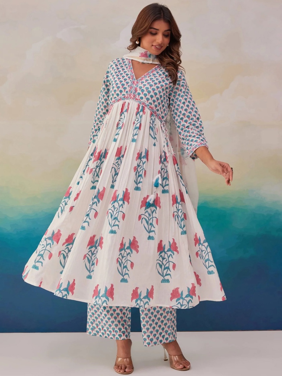 GoSriKi Floral Printed V-Neck Pleated Anarkali Kurta With Palazzo And Dupatta, White
GoSriKi Floral Printed V-Neck Pleated Anarkali Kurta With Palazzo And Dupatta, White
