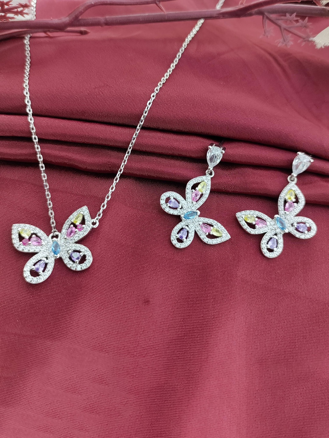 AMONROO 925 Sterling Silver Rhodium-Plated CZ-Studded Necklace & Earrings Finger Ring
AMONROO 925 Sterling Silver Rhodium-Plated CZ-Studded Necklace & Earrings Finger Ring