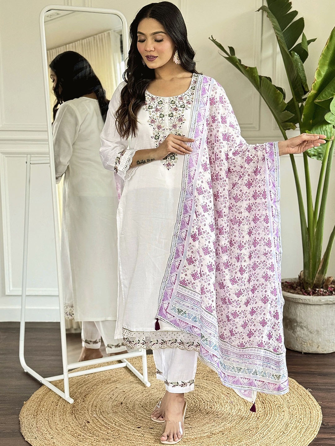 PARNAVI Falguni Floral Embroidered Chanderi Silk Straight Kurta With Trousers & Dupatta, White
PARNAVI Falguni Floral Embroidered Chanderi Silk Straight Kurta With Trousers & Dupatta, White