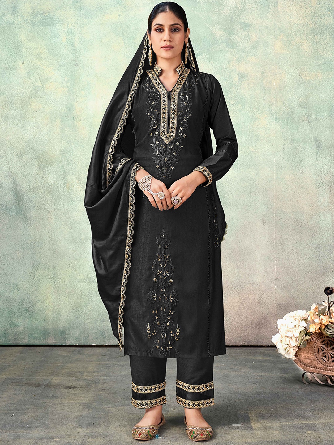 GIRIWARIYA Floral Embroidered Sequinned Chanderi Cotton Kurta With Trouser & Dupatta, Black
GIRIWARIYA Floral Embroidered Sequinned Chanderi Cotton Kurta With Trouser & Dupatta, Black