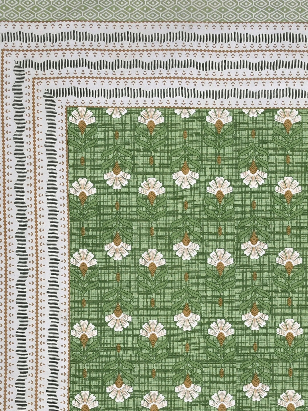 LIVING ROOTS Elegance Green Floral Pure Cotton 250 TC King Bedsheet Set 2.81 m X 2.61
LIVING ROOTS Elegance Green Floral Pure Cotton 250 TC King Bedsheet Set 2.81 m X 2.61