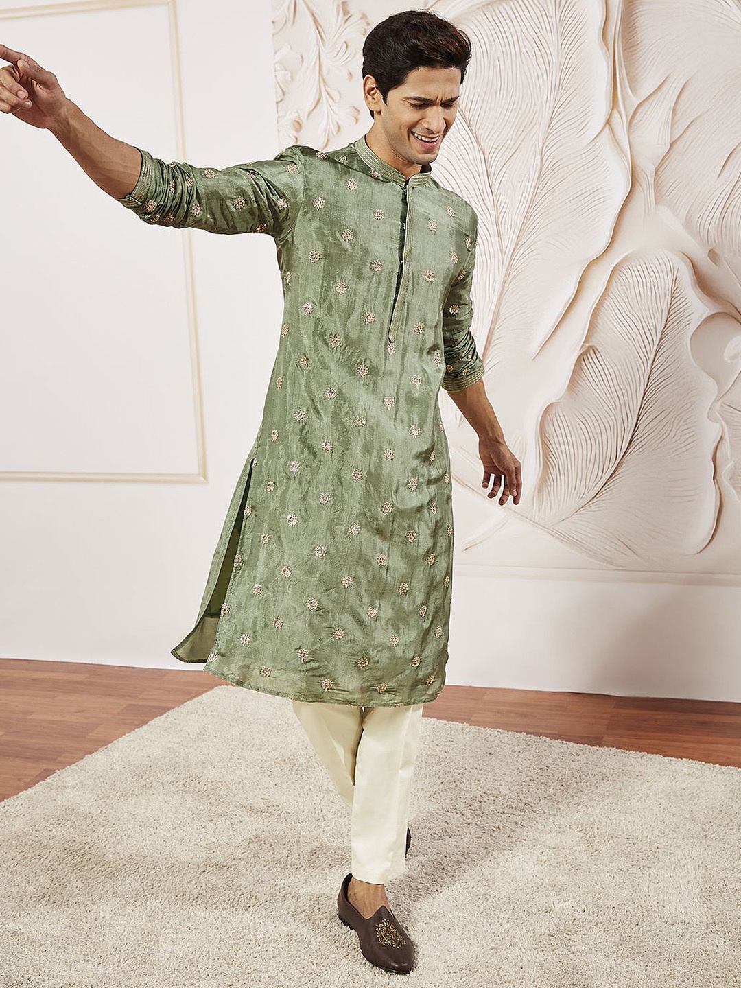 VASTRAMAY Floral Embroidered Sequinned Tissue Silk Straight Kurta With Trousers, Green
VASTRAMAY Floral Embroidered Sequinned Tissue Silk Straight Kurta With Trousers, Green