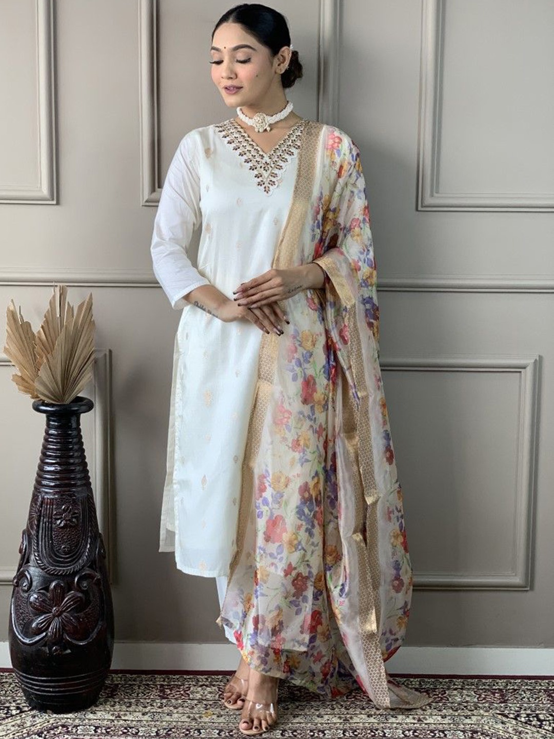 Siya Fashion Floral Embroidered Thread Work V Neck Kurta With Trousers And Dupatta, White
Siya Fashion Floral Embroidered Thread Work V Neck Kurta With Trousers And Dupatta, White
