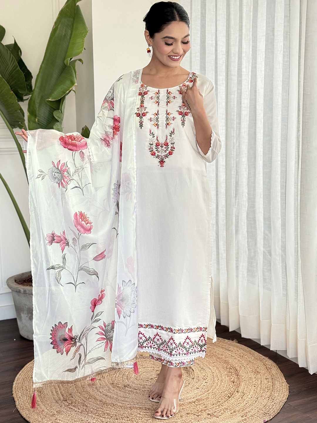Siya Fashion Floral Embroidered Thread Work Straight Kurta With Trousers And Dupatta, White
Siya Fashion Floral Embroidered Thread Work Straight Kurta With Trousers And Dupatta, White