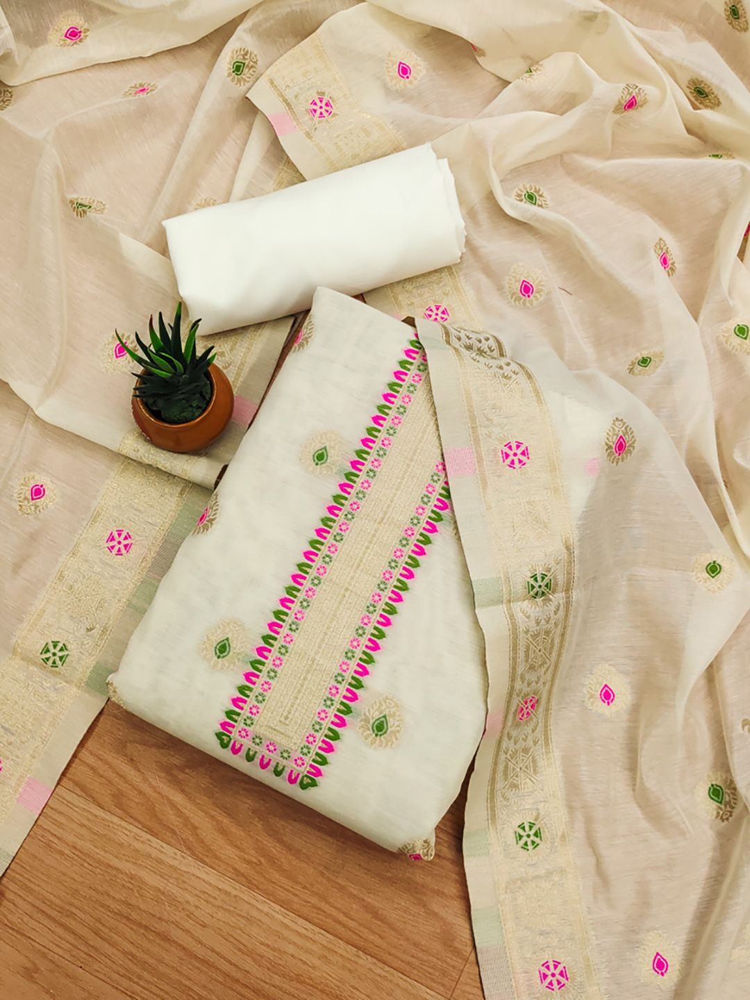JATRIQQ Ethnic Motifs Woven Design Zari Work Chanderi Silk Unstitched Dress Material, White
JATRIQQ Ethnic Motifs Woven Design Zari Work Chanderi Silk Unstitched Dress Material, White