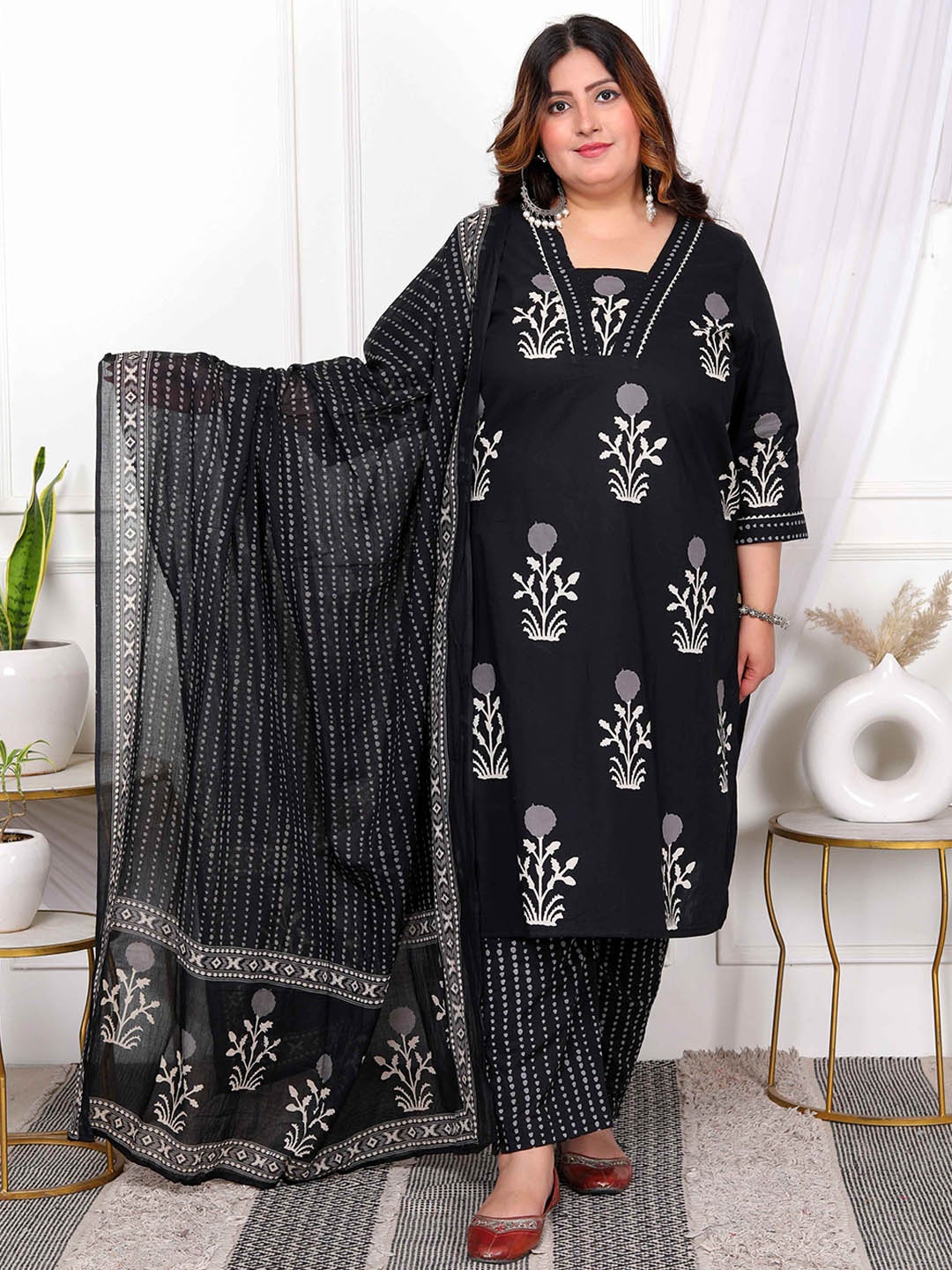 MIRAVAN Plus Size Floral Printed Pure Cotton Straight Kurta With Trouser And Dupatta, Black
MIRAVAN Plus Size Floral Printed Pure Cotton Straight Kurta With Trouser And Dupatta, Black