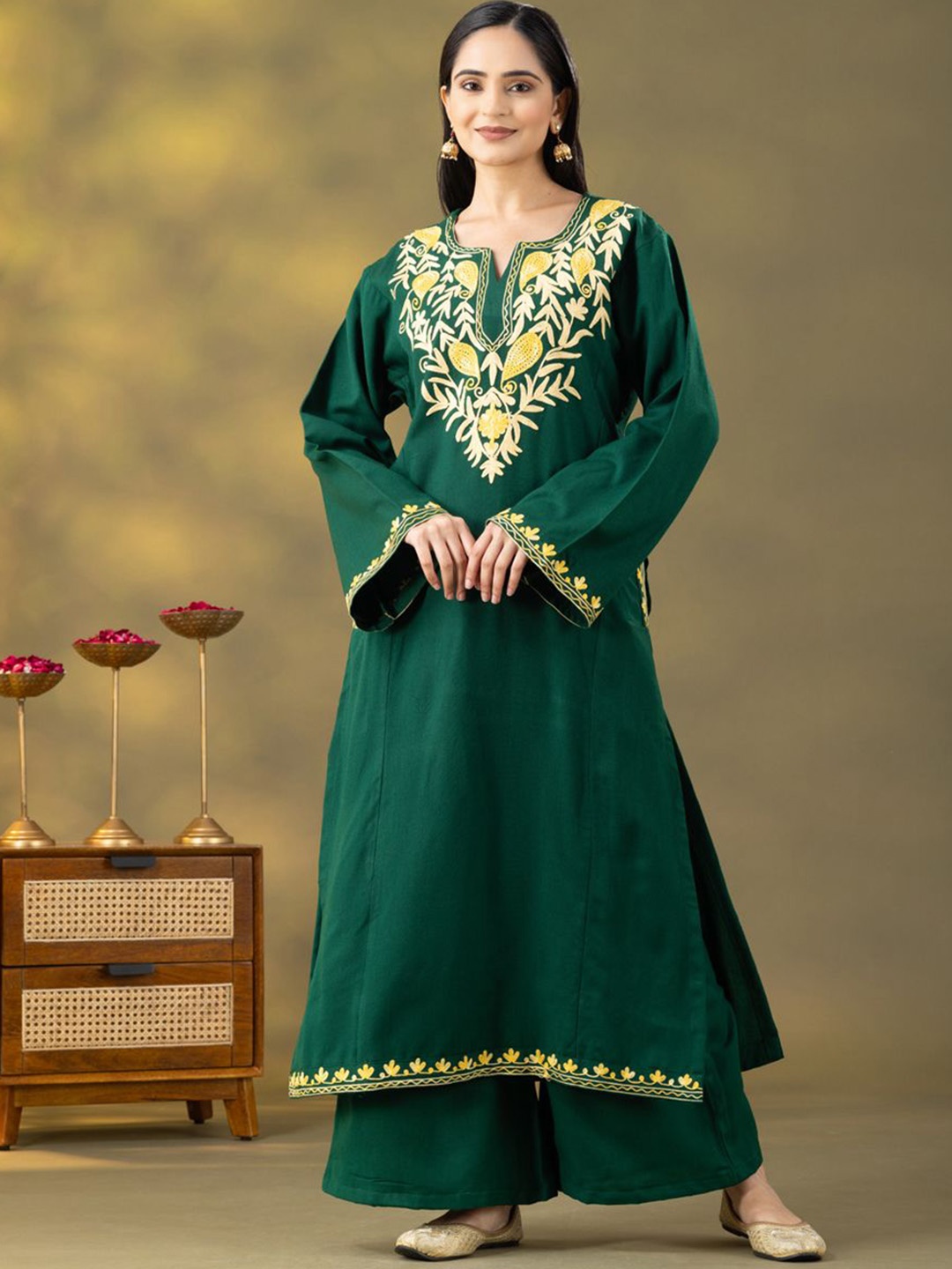HANDIKART Floral Embroidered Notch Neck Flared Sleeves Straight Kurta With Palazzos, Green
HANDIKART Floral Embroidered Notch Neck Flared Sleeves Straight Kurta With Palazzos, Green