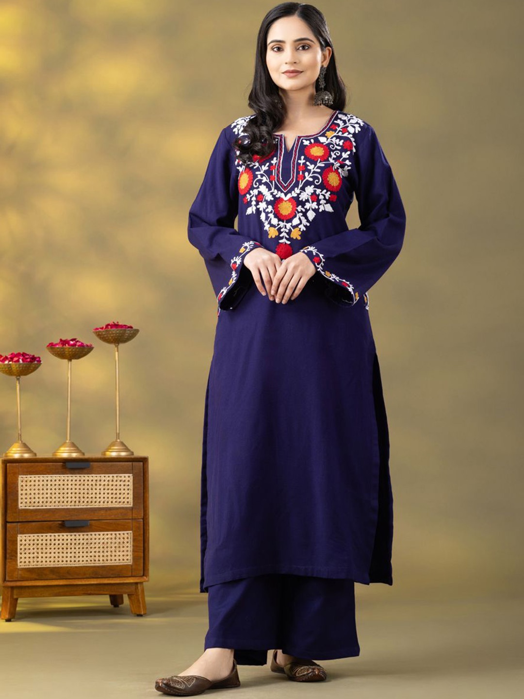 HANDIKART Floral Embroidered Notch Neck Flared Sleeves Woolen Straight Kurta With Palazzos, Navy blue
HANDIKART Floral Embroidered Notch Neck Flared Sleeves Woolen Straight Kurta With Palazzos, Navy blue
