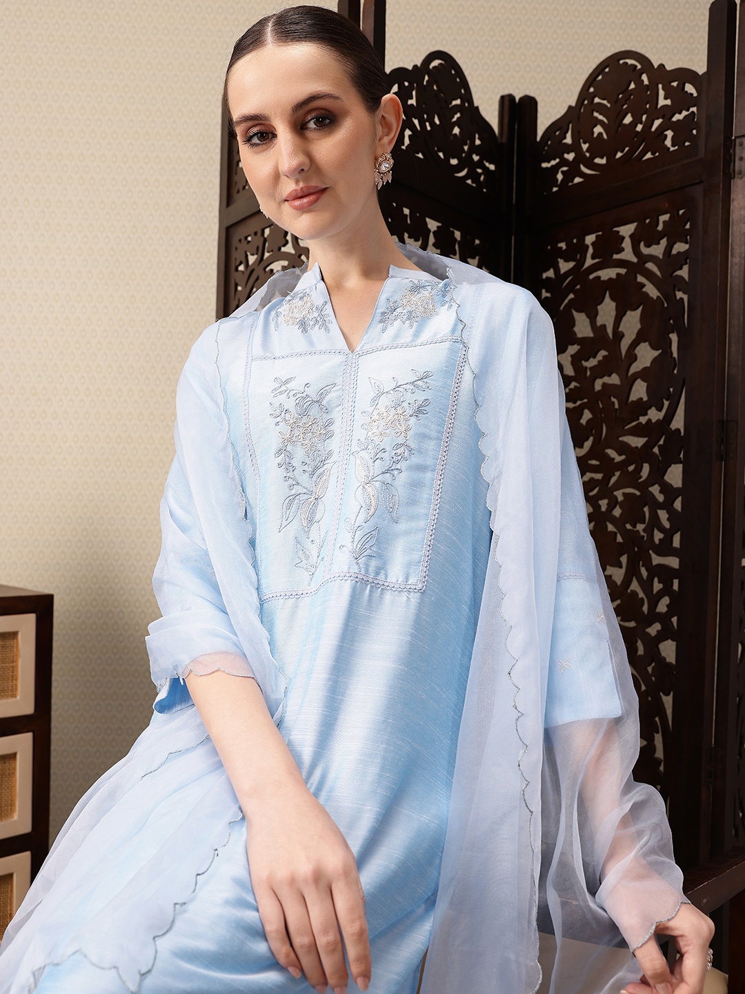 House of Pataudi Floral Yoke Design Thread Work Jashn Kurta with Trousers & Dupatta, Blue
House of Pataudi Floral Yoke Design Thread Work Jashn Kurta with Trousers & Dupatta, Blue