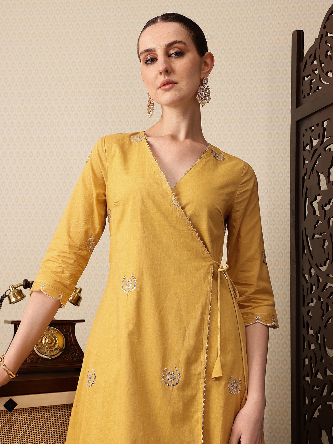 House of Pataudi Pure Cotton Floral Embroidered Sequinned Angrakha Jashn Kurta, Mustard
House of Pataudi Pure Cotton Floral Embroidered Sequinned Angrakha Jashn Kurta, Mustard
