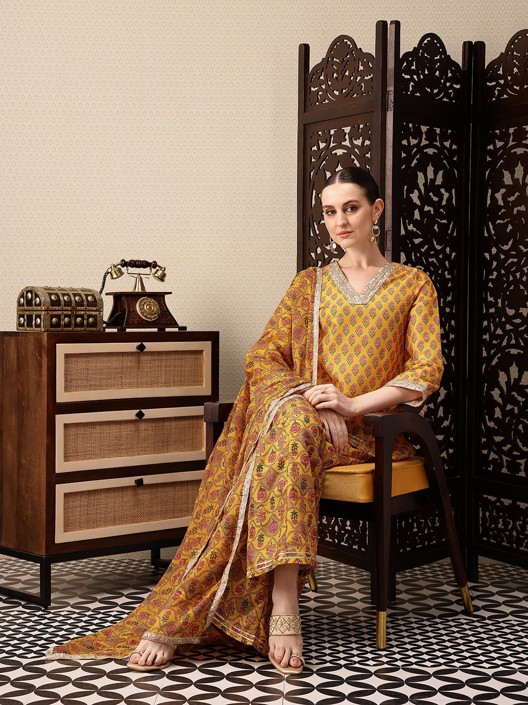 House of Pataudi Floral Printed Regular Sequinned Jashn Kurti with Palazzos & Dupatta, Mustard
House of Pataudi Floral Printed Regular Sequinned Jashn Kurti with Palazzos & Dupatta, Mustard