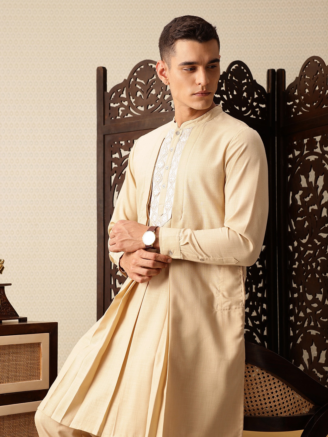 House of Pataudi Floral Yoke Design Thread Work Jashn Pleated Kurta with Trousers, Beige
House of Pataudi Floral Yoke Design Thread Work Jashn Pleated Kurta with Trousers, Beige