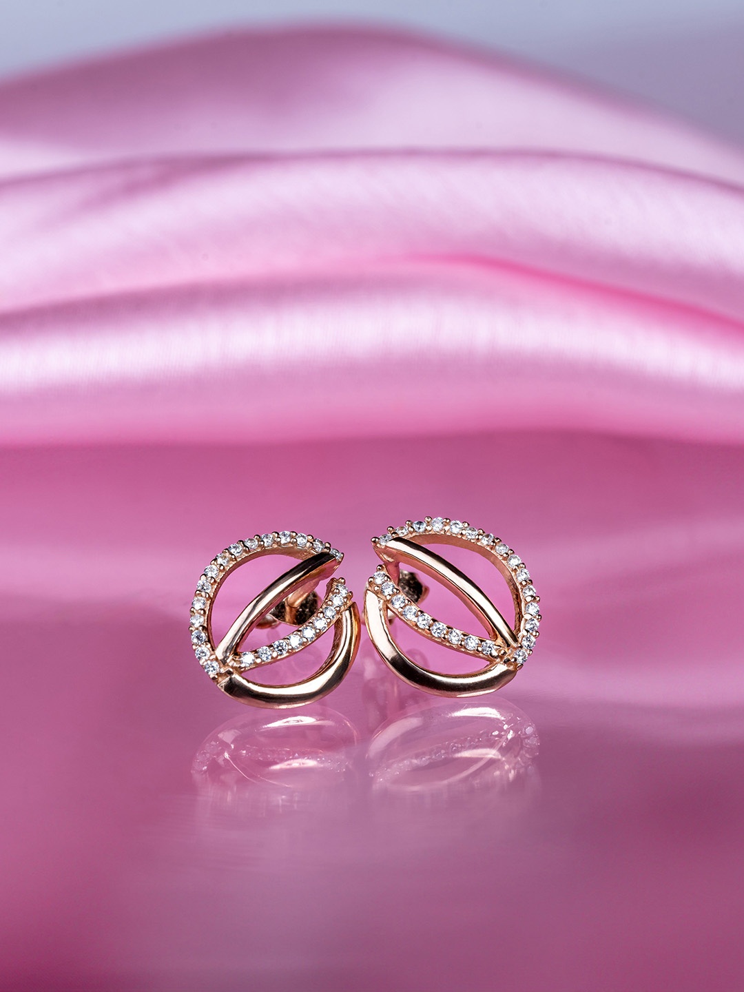 Ruhaani Sterling Silver Rose Gold-Plated Cubic Zirconia Studded Twin Motif Shaped Studs
Ruhaani Sterling Silver Rose Gold-Plated Cubic Zirconia Studded Twin Motif Shaped Studs