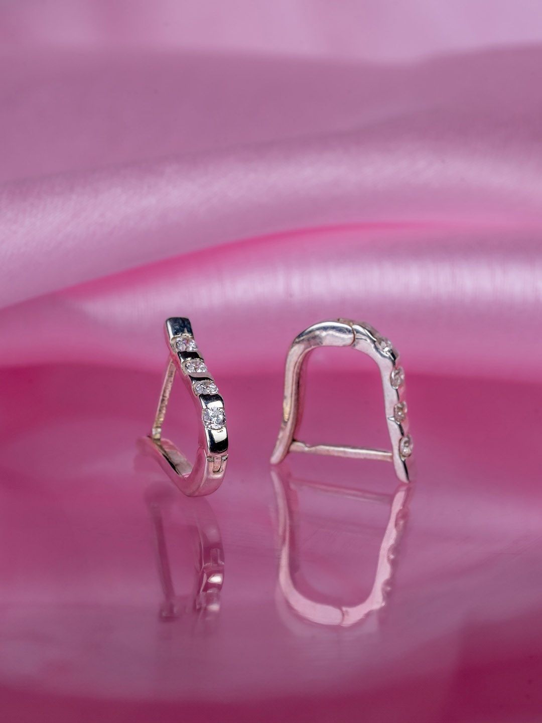 Ruhaani Sterling Silver Rhodium-Plated Cubic Zirconia Studded Contemporary Hoop Earrings
Ruhaani Sterling Silver Rhodium-Plated Cubic Zirconia Studded Contemporary Hoop Earrings