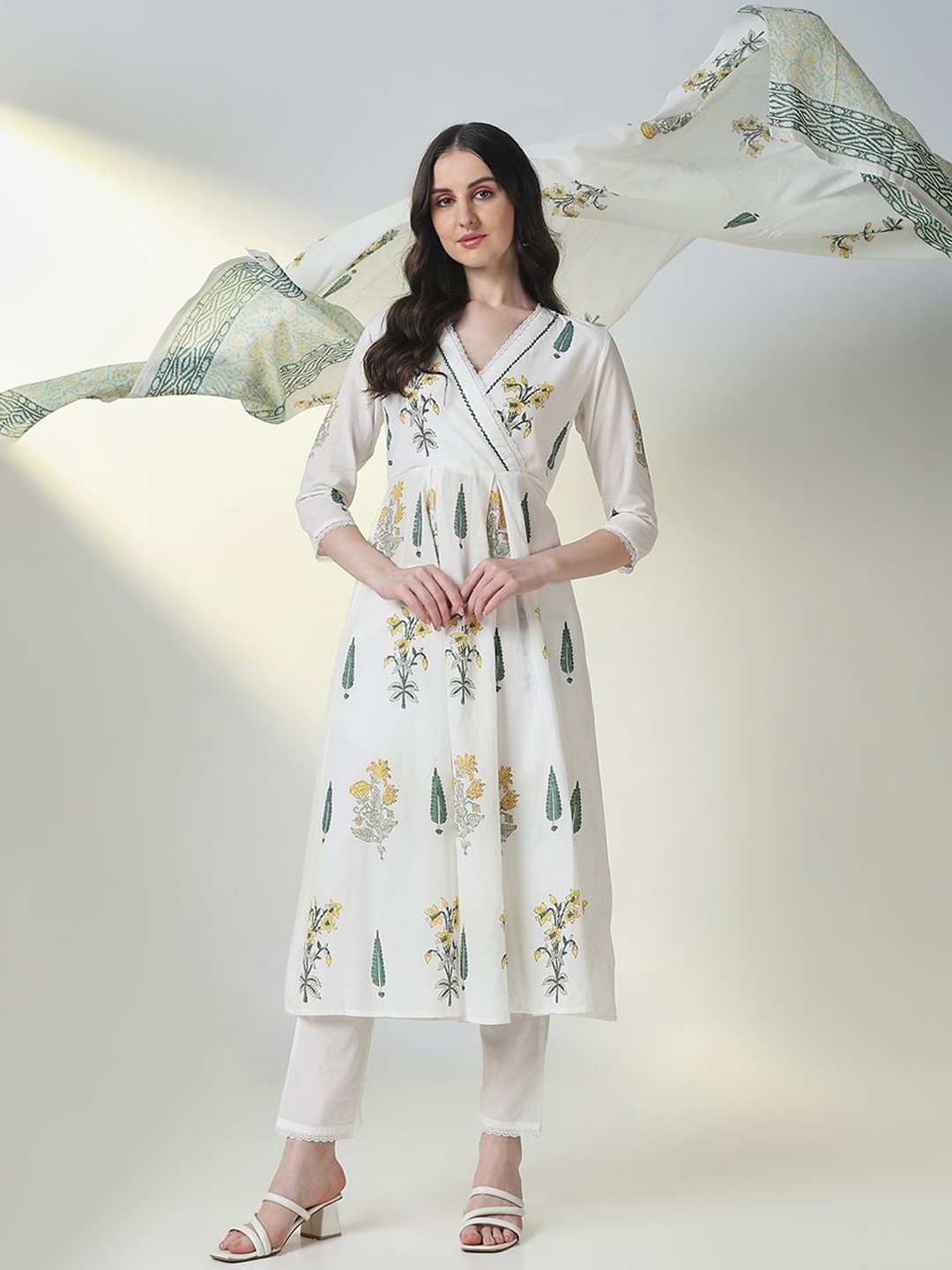 SHOWOFF Floral Printed Thread Work V-Neck Anarkali Kurta with Trousers And Dupatta, White
SHOWOFF Floral Printed Thread Work V-Neck Anarkali Kurta with Trousers And Dupatta, White