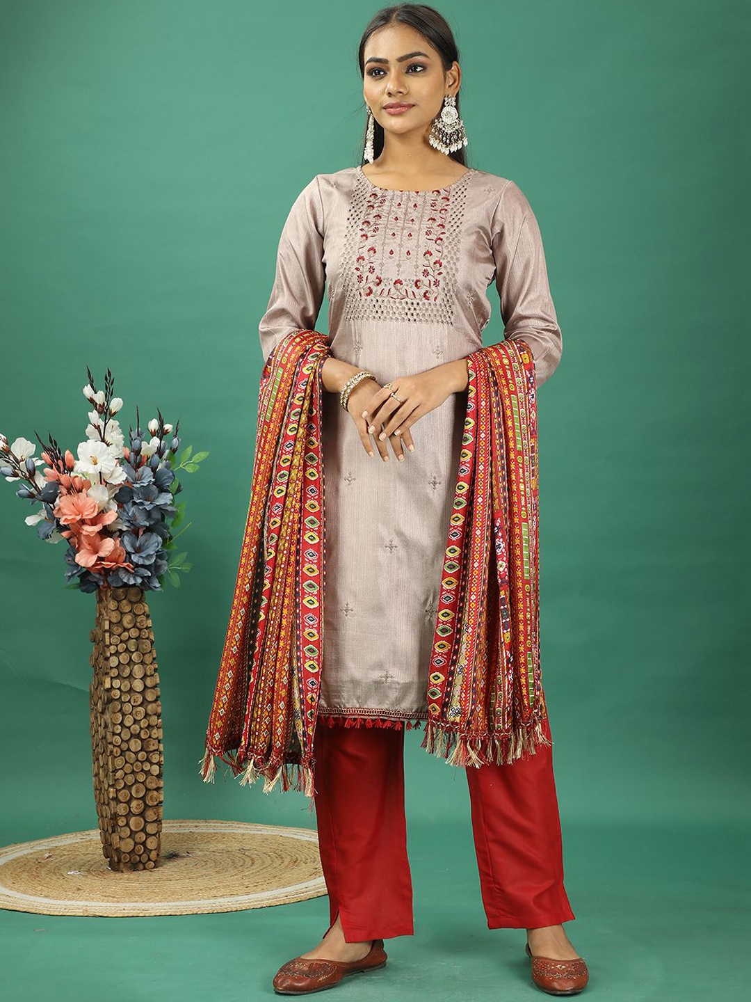 Ethnovog Floral Embroidered Thread Work Straight Kurta With Trouser And Dupatta, Grey
Ethnovog Floral Embroidered Thread Work Straight Kurta With Trouser And Dupatta, Grey