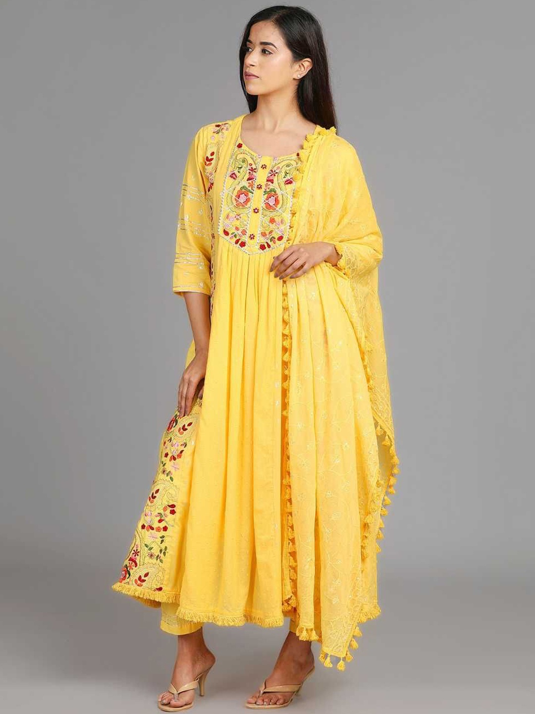 AAVARANA BY KARNIKA Women Floral Embroidered Regular Thread Work Pure Cotton Kurta with Pyjamas & With, Yellow
AAVARANA BY KARNIKA Women Floral Embroidered Regular Thread Work Pure Cotton Kurta with Pyjamas & With, Yellow